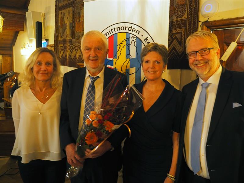 På bildet : Fv Märtha Molin, leder i den midtnordiske kulturarbeidsgruppen, leder i Verdal juniorspellmannslag Geir Egil Larsen, May Britt Larsen, Pål Sæther Eiden, leder i midtnordenkomiteen Foto: Jan Inge Yri