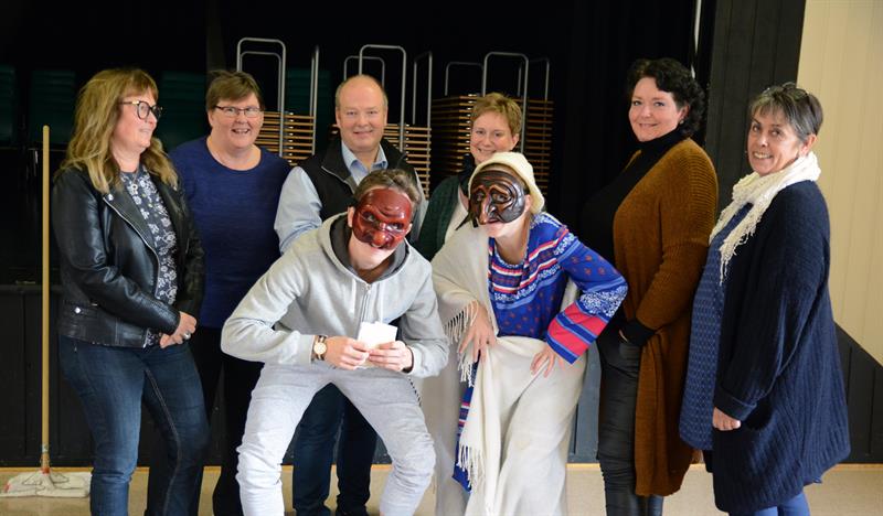 Festivalsjefer og utøvere gleder seg. Bak fra venstre: Kristin Østgård (festivalsjef Snåsa), Inger Karine Aagård(festivalsjef Lierne), Odd Bakken (prosjektleder og festivalsjef Namsskogan), Kari Anette Sivertsen (festivalsjef Grong), Inger Sofie A. Johannesen (festivalsjef Høylandet) og Anne-Gunn Mikkelsen (festivalsjef Røyrvik) Foran: Ida Norskaug og Matias Bjune Pedersen teaterstudenter fra Nord Universitet 
Alle foto: Mona Jønvik Andersson