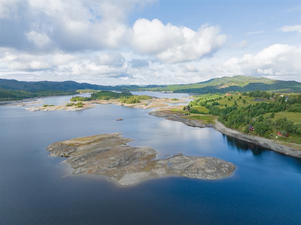 Dronefoto av innsjøen Meltingen. Bilde