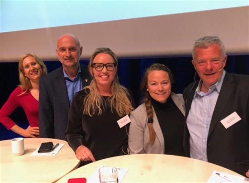 Fra venstre debattleder Elin Solvang i Trøndelag fylkeskommune og ordførerne Per Olav Tyldum, Kirsti Tømmervold, Kari Anita Furunes og Hans Vintervold (Foto: Narve Nordmelan).