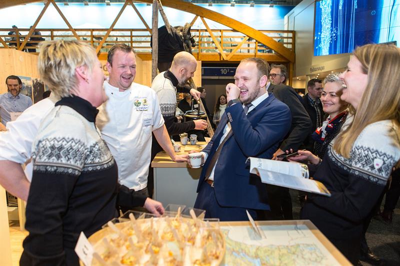 Trønderne sjarmerte landbruksminister Dale i Berlin (Foto: Wil Lee-Wright / Oi! Trøndersk Mat og Drikke AS).