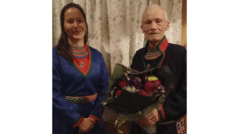 Prisvinneren ble feiret i Røyrvik torsdag. Her er Maja Kristine Jåma som representerte Sámediggi - Sametinget og Jonar Thomasson.  Foto: Berit Ellen Gaino Jåma 