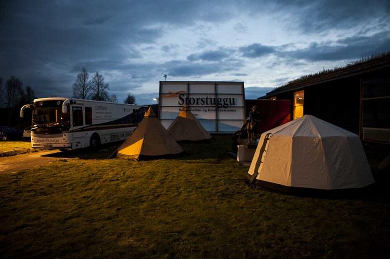 buss og telt foran Storstuggu Foto: Raasten rastah