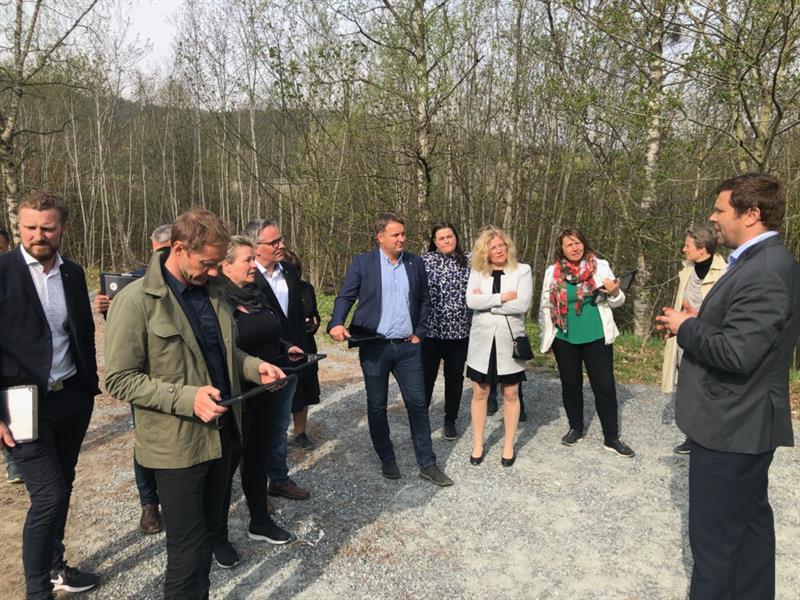 Fylkesutvalget får omvisning på Falstadsenteret. Foto: Narve Nordmelan