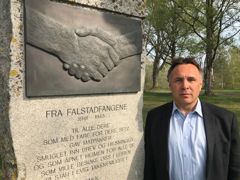 Fylkesordfører Tore O. Sandvik ved bautaen på Falstadsenteret. Foto Narve Nordmelan