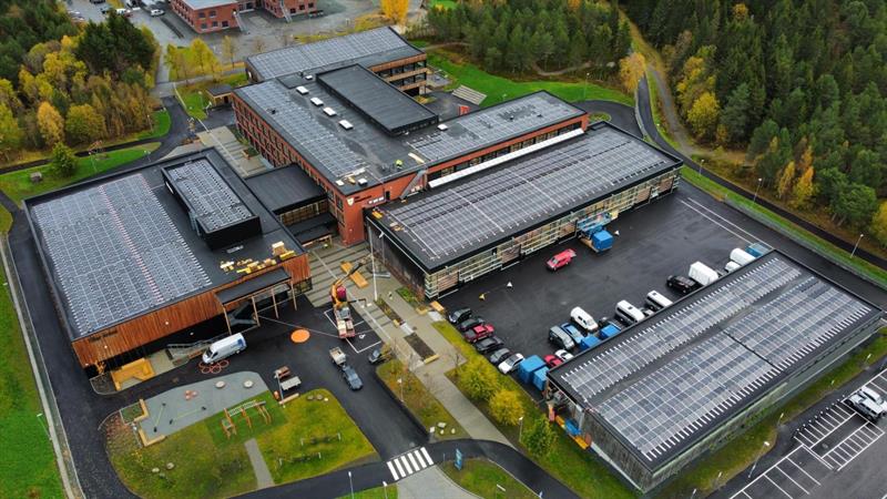 Oversiktsbilde med solceller Tiller videregående skole. 