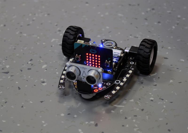 I microbit-settene er det også en Bitbot XL, som er en to-hjuls robot. Den har også en rekke funksjoner som styres av micro:biten. 