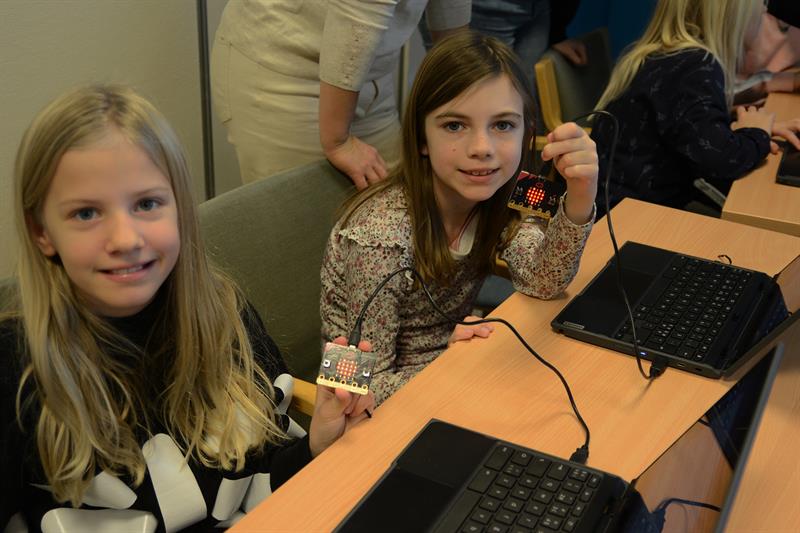 Pernille Myhre Johannessen og Vilde Valør viser frem hjertene som de har laget. Foto: Mona Jønvik Andersson