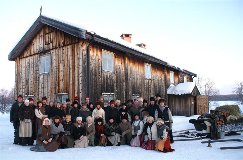 Lasskjørere står oppstilt for fotografering utenfor et hus. 