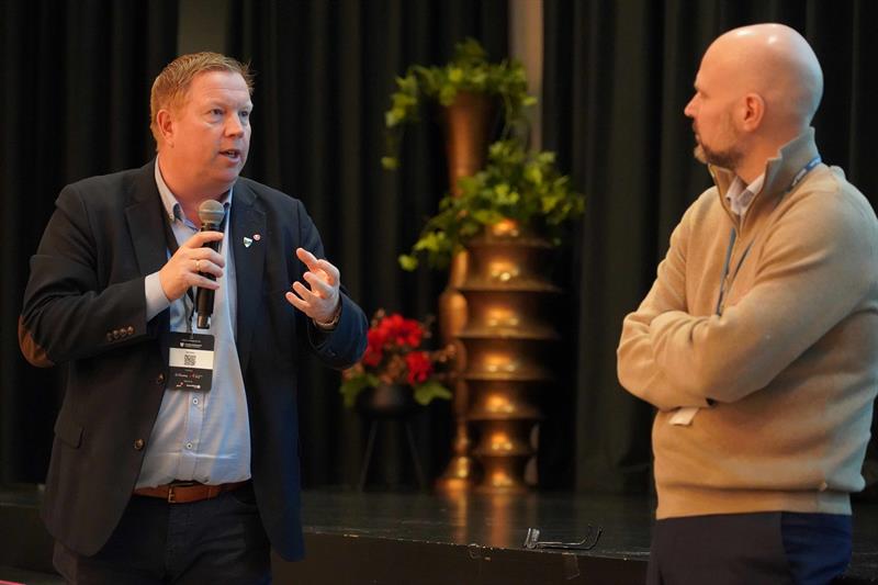 Utfordringer: Nærøysund-ordfører Amund Hellesø beskrev utfordringene lokalpolitikere står overfor i energiomstillingen. Her sammen med møteleder Bengt Eidem. Foto: Lars Bugge Aarset/FI