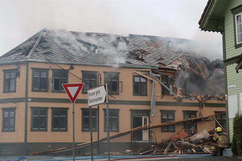 Bildet av bygården som brant i Levanger natt til 16. mai 2023.