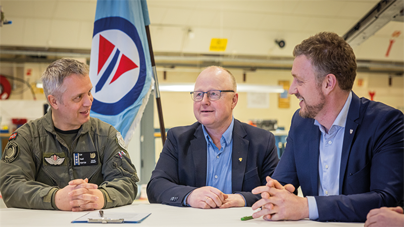 Sittende rundt et bord. Fra venstre: Sjef 132 luftving, oberst Martin Tesli, Petter Harald Kimo, leder av Trøndelag bondelag, Trøndelags fylkesordfører Tomas Iver Hallem (Sp).
 