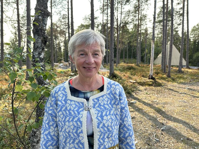 Bilde ute i skogen som viser Arnhild Opdahl, som er koordinator for sørsamisk i Trøndelag fylkeskommune.