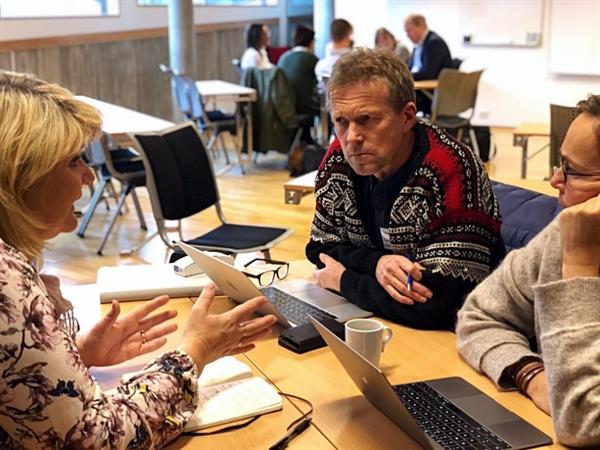 DISKUSJON OM SAMARBEID: Hans Petter Kvikne og Guri Heggem fra Røroshagen Næringshage i samtale med Ingrid Rolseth Holt fra Selbu kommune. Foto: Ida Valsø