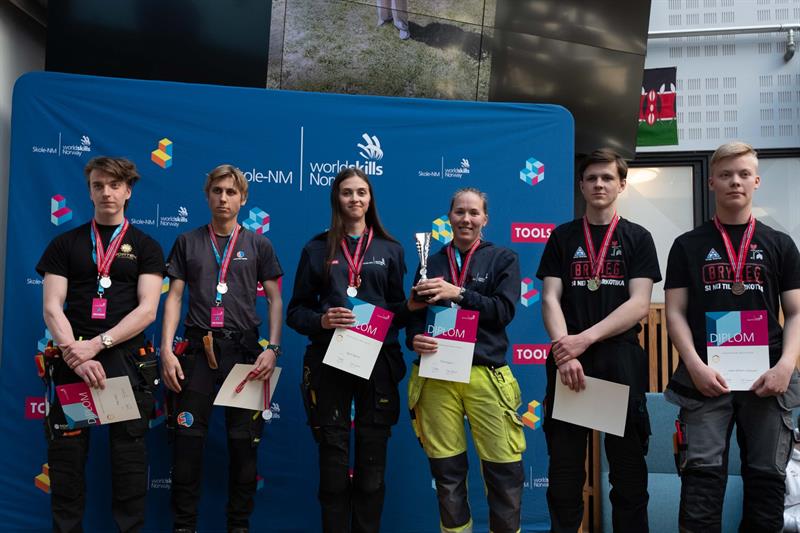 Asgeir Arnevik og Hans Alfred Paasche Norse tok sølv i lagkonkurranse i elektrikerfaget. Foto: Worldskills