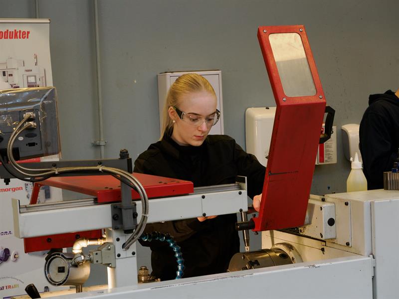 Mia Bolland Samdal ved Gauldal vgs fikk gull i industrimekanikerfaget. Foto: Worldskills