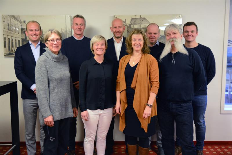 Bak fra venstre: Kristian Dahlberg Hauge (NHO), Gunnar Alstad (Fylkestinget), Tord Lien (NHO), Torbjørn Graneggen (LO) og Fredrik Røhme (Regionalt lærlingråd) Foran fra venstre: Bente Rekkebo Skjevik (Vara LO), Kristine Svendsen (LO), Annikken Kjær Haraldsen (Vara KS) og Terje Aaberg (vara LO) (Foto: Trøndelag fylkeskommune)