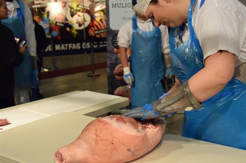 Hege Klepp imponerte stort og stakk av med seieren i kjøttskjærerfaget.  Hege er lærling hos Nortura Steinkjer. Foto: Worldskills Norge