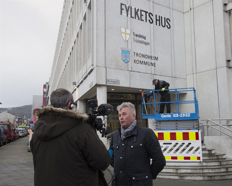 Omskiltingen av Trøndelag har skapt en del medieinteresse de siste dagene. Her blir fylkesrådmann Odd Inge Mjøen intervjuet av NRK foran den nye fasaden til Fylkets Hus i Trondheim (Foto: Mona Wisth)