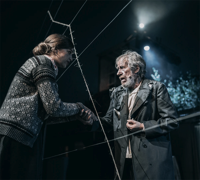 Bilde av kvinne og gammel mann på en scene. Skuespillere fra Ørkedalsspelet. Foto: Magnus Skrede