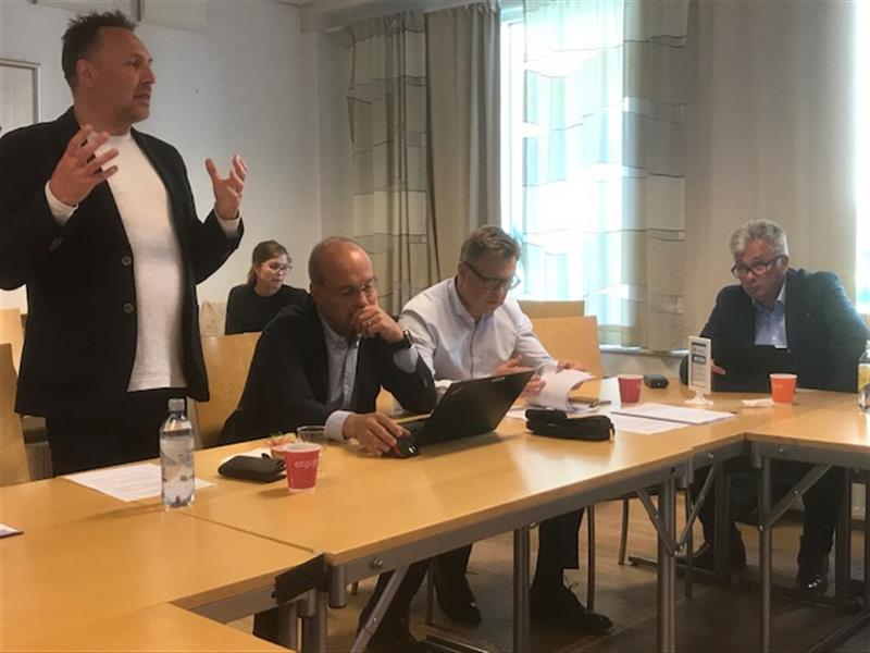 Fylkesordfører Tore O. Sandvik, prosjektdirektør i Nye veier Johan Arnt Vatnan, partner i Arntzen de Besche Jon Gresseth og fylkesrådmann Odd Inge Mjøen  (Foto: Jørn Arve Flått)