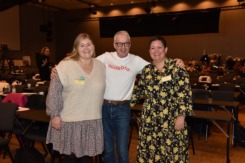 Glade vinnere: Pia Katrine Espnes Ohren (fra venstre) og Ingrid Kristiansen med prisutdeler Steinar Krokstad. Fotograf: Arvid Storli