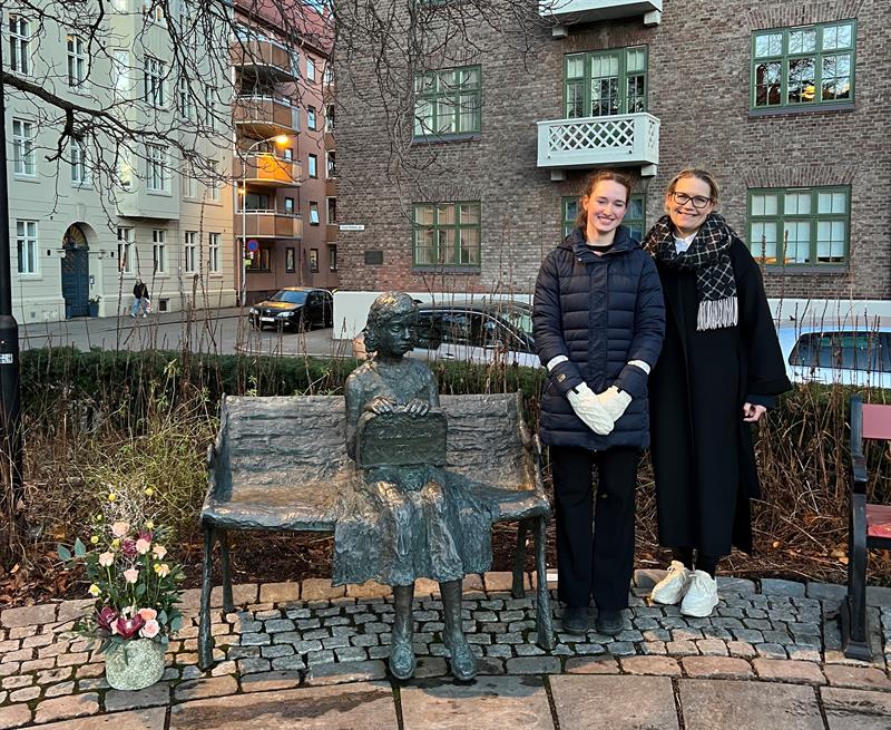 Rektor Elisabeth Tandstad og elevrådsleder Sara Stevens ved Cissi Klein videregående skole står ved siden av Cissi Klein-statuen.