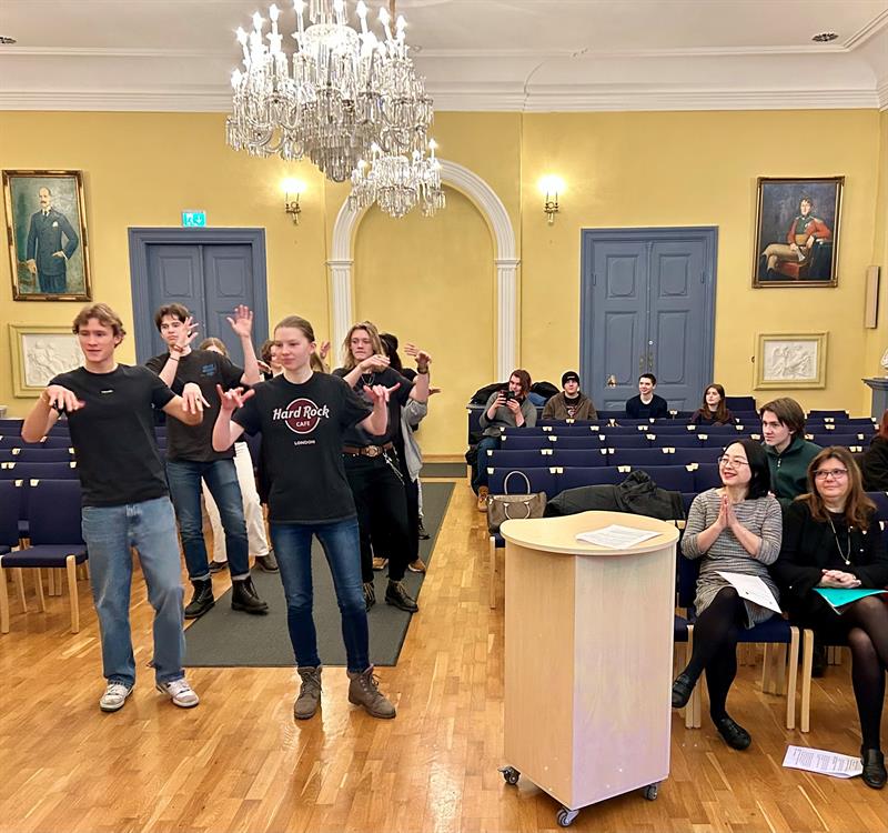 Kinesisk dans Elever som danser. Bilde.