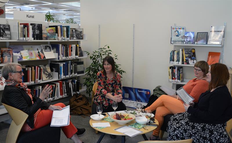 Tester ut metoden: F.v. Anne- Brit Skjetne, Kari Hortman, Guri M. Sivertsen og Nanna Jensen. Foto: Mona Jønvik Andersson