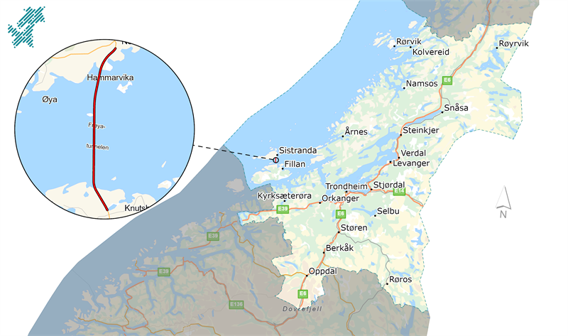 Bildet viser et kart over Trøndelag, hvor plasseringen av Frøystunnelen mellom Hitra og Frøya er markert med rød farge. I øverste venstre hjørne er det et rundt kartutsnitt som zoomer inn på strekningen mellom Sistranda og Fillan.