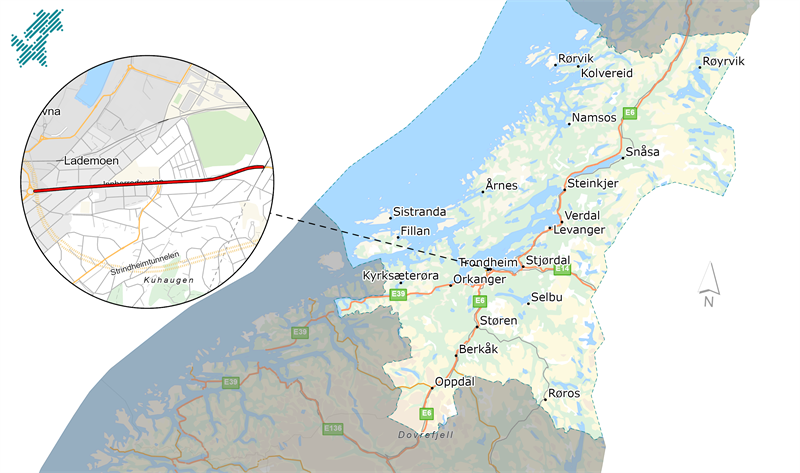 Bildet viser et kart over Trøndelag med plasseringen av gateprosjektet Innherredsveien Øst. Fra denne plasseringen går det en stiplet linje til et forstørret, rundt kartutsnitt i øvre venstre hjørne, hvor prosjektet vises i detalj.