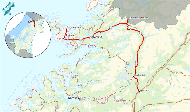 Bildet viser et kart over hele strekningen av Lakseveg nord-prosjektene. Vegforløpet er tegnet inn med rød farge. I øverste venstre hjørne er det et rundt kart som viser plasseringen av prosjektpakken i Trøndelag.