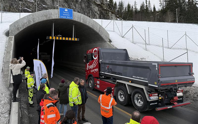 Lastebil kjører inn i Tanemstunnelen. Bilde