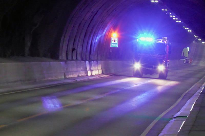 Brannbil_Tunnøvelse_Frøyatunnelen_9 april 2025_A002C049_250409_DJ0B0 kopi.jpg Brannbil i tunnel. Bilde