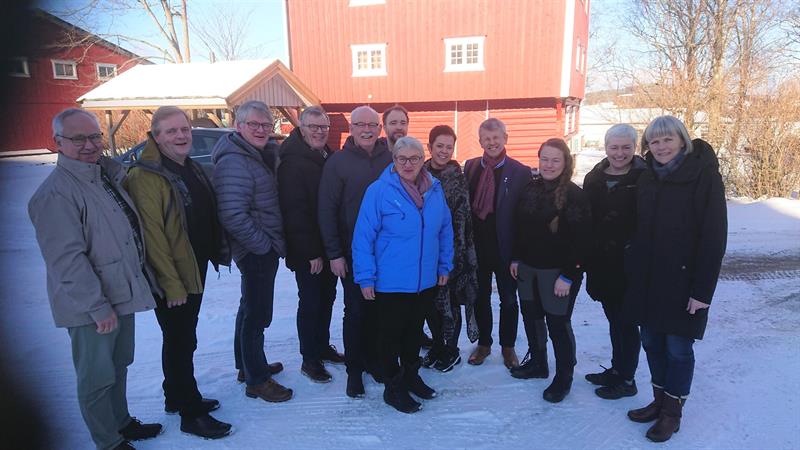 Utendørs gruppebilde av: Ståle Ertzgaard, Steinar D. Johansen, Egil Petter Stræte, Rolf Wensbakk, Tore Bjørkli, Stefan Preisig, Karin Klingenberg Hokstad, Terje Sørvik, Kari Anita Furunes, Tove Hatling Jystad og Laila Stubsjøen med leder Kirsten I. Værdal i front. Erlend Fiskum hadde frafall. Foto: Siv Merethe G. Belbo.